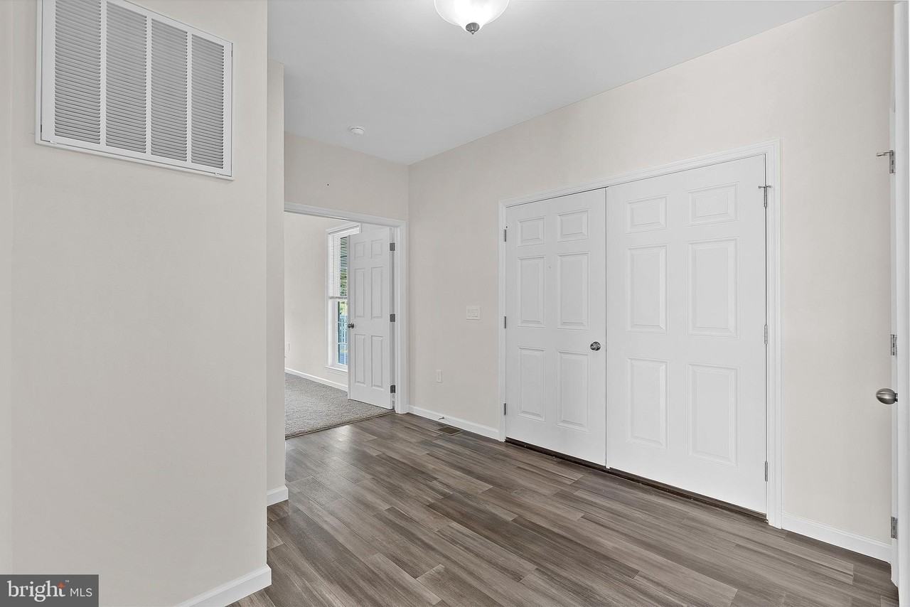 100 Holiday Ct - Photo 4 of 50