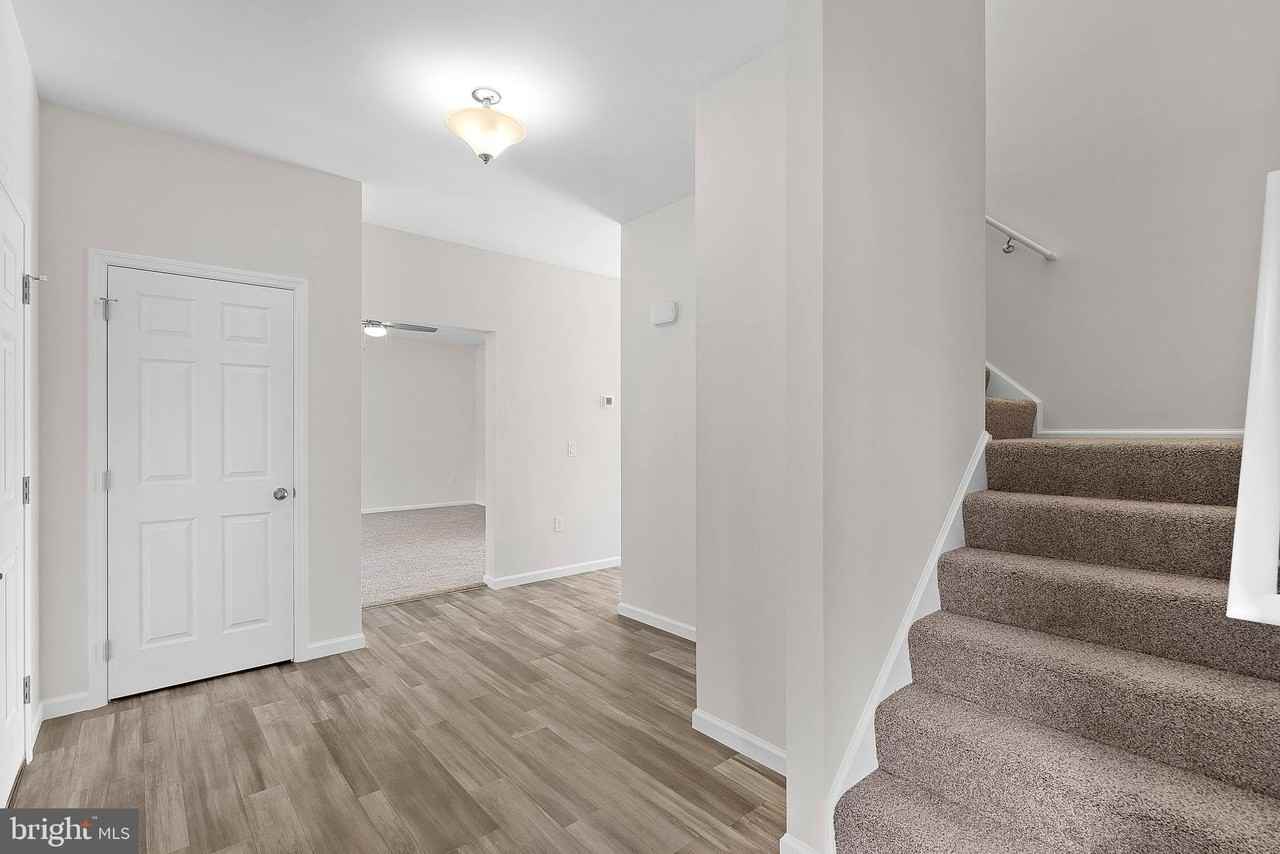 100 Holiday Ct - Photo 5 of 50