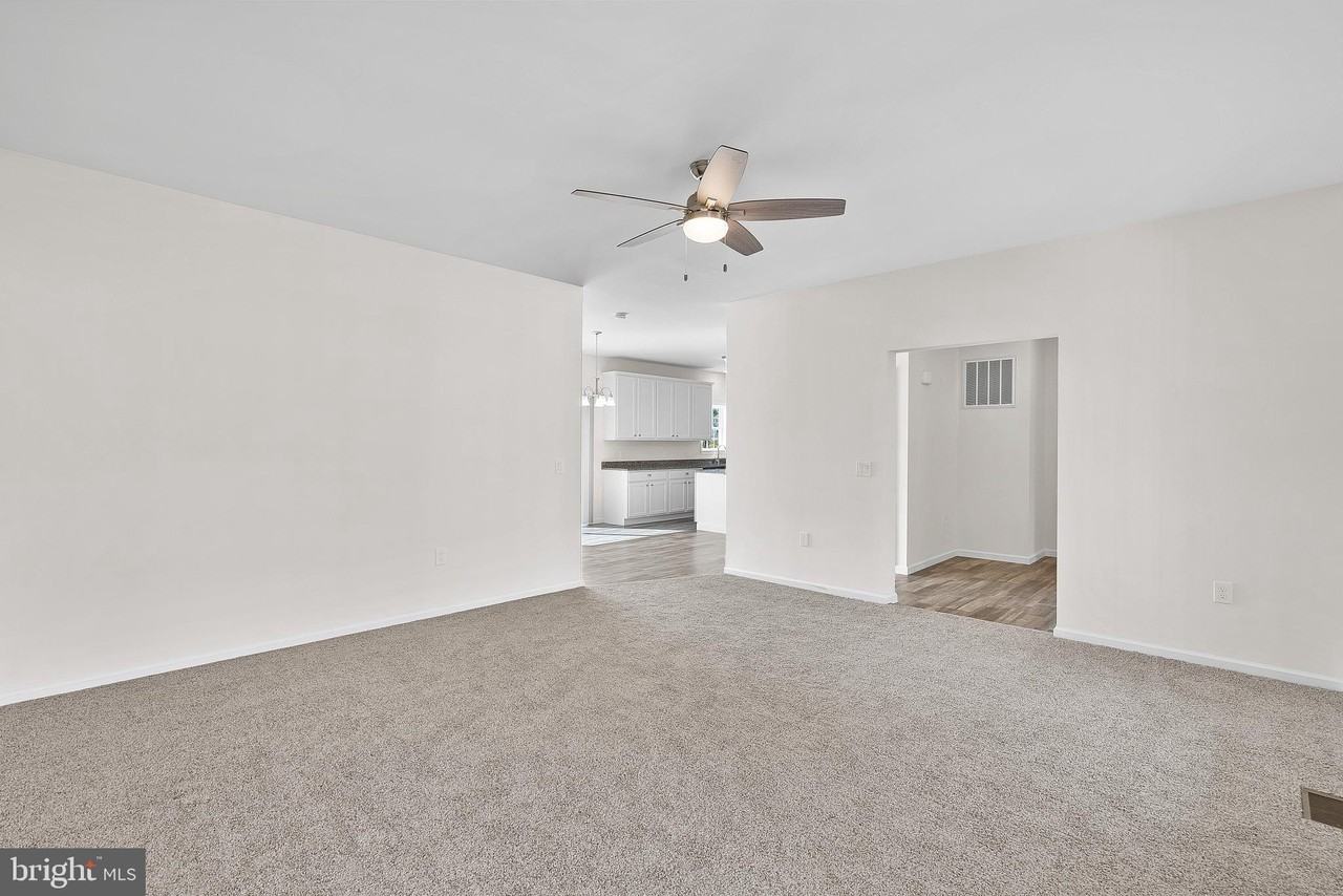 100 Holiday Ct - Photo 7 of 50