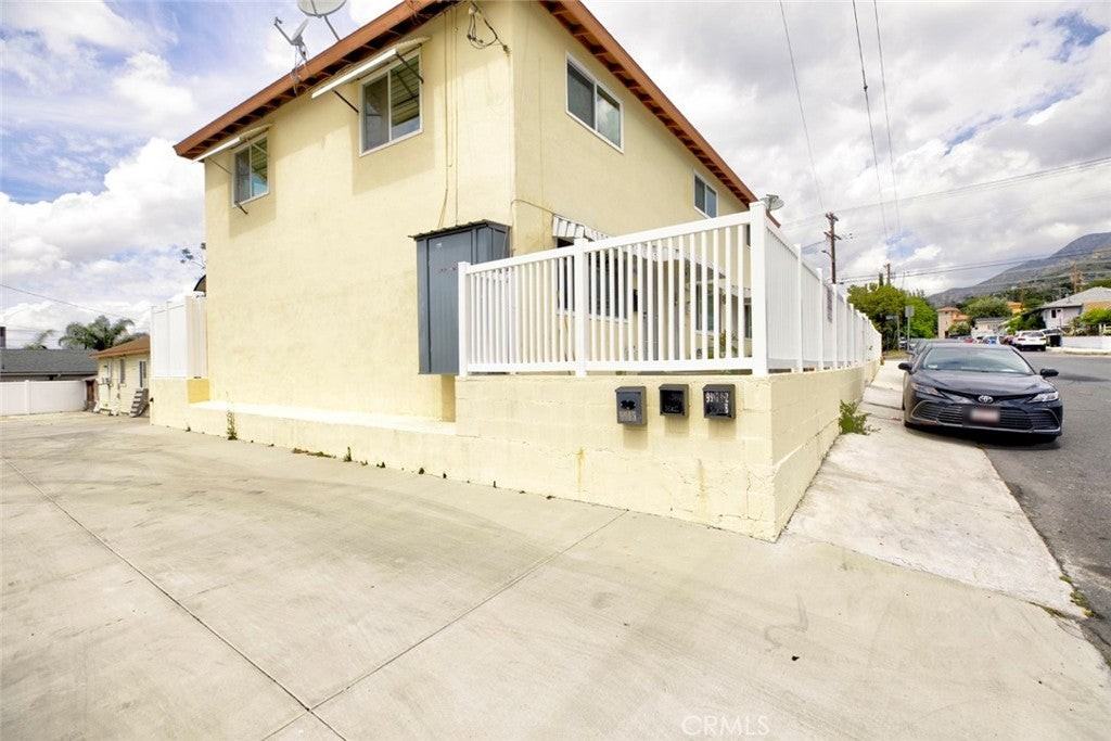 9917 Marcus Ave - Photo 2 of 32