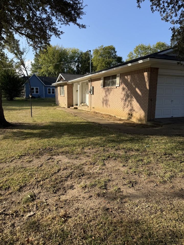 915 N Spring St #1 - Photo 2 of 4