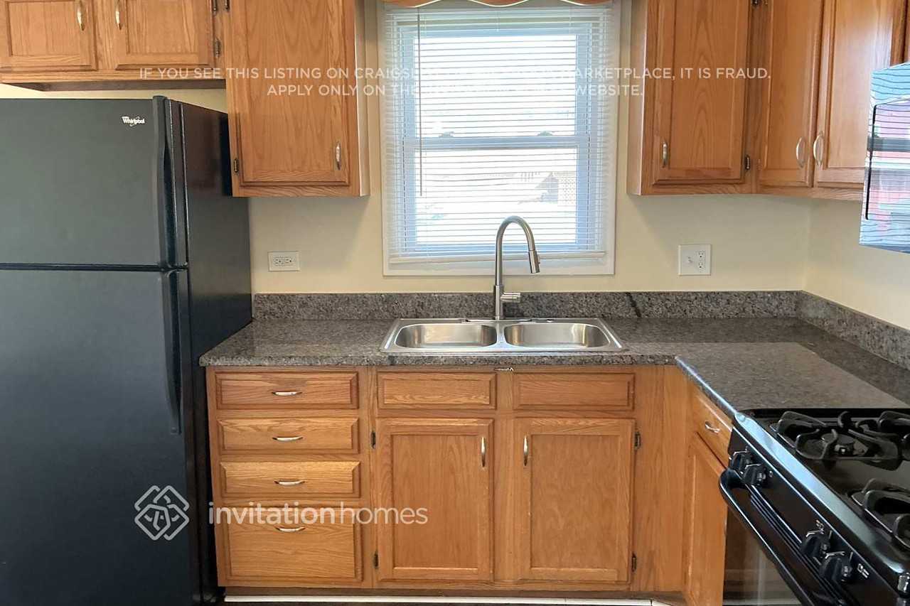 7522 164th Pl - Photo 6 of 12