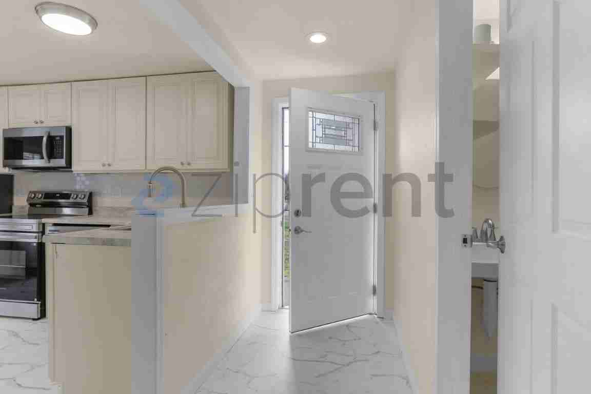 1413 12th St Ne #B - Photo 4 of 14