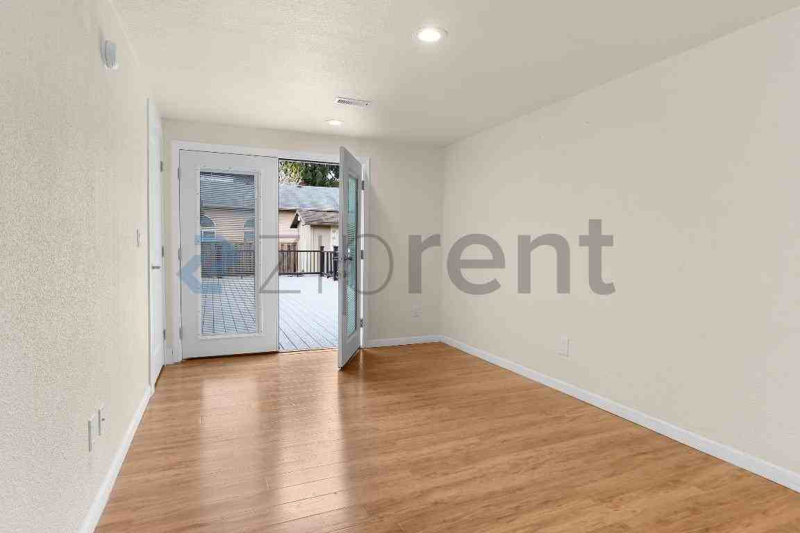 1413 12th St Ne #B - Photo 7 of 14