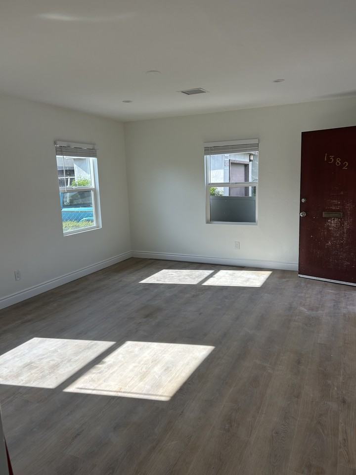 1382 North Mountain View Avenue - Photo 3 of 17