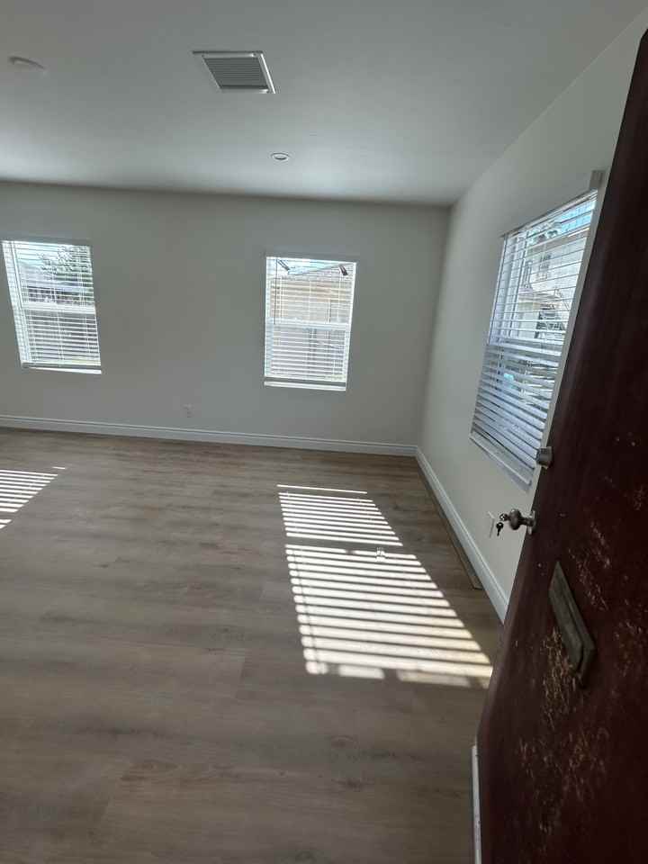 1382 North Mountain View Avenue - Photo 4 of 17