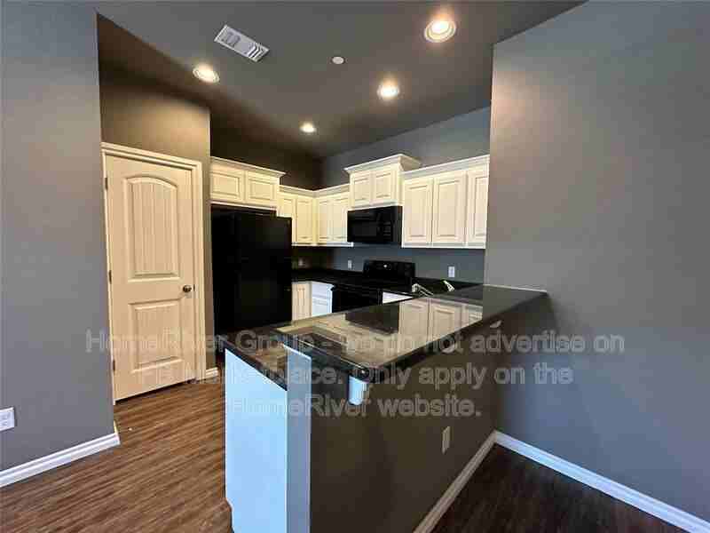 1028 Sw 91st St - Photo 5 of 18