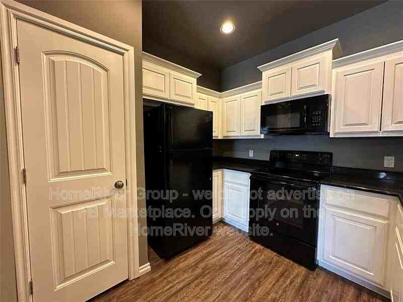 1028 Sw 91st St - Photo 7 of 18