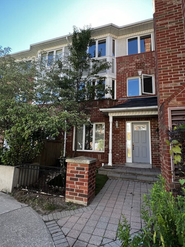 18 Clark Avenue West - Photo 5 of 20