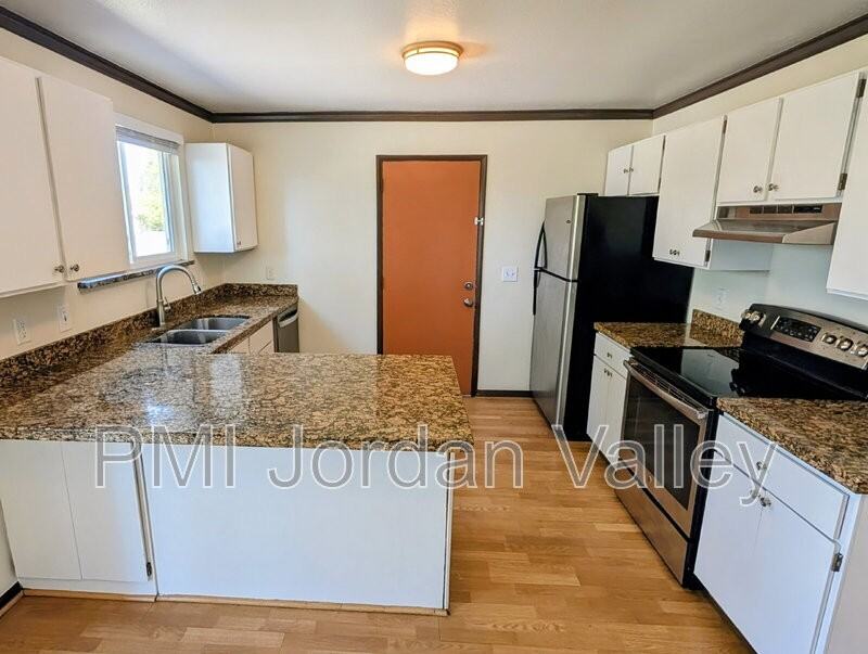 8926 S Manchester Ln - Photo 2 of 3