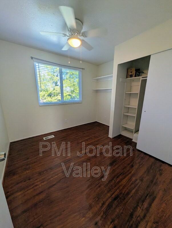 8926 S Manchester Ln - Photo 3 of 3