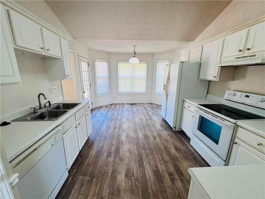 3165 Chandon Ln - Photo 4 of 15