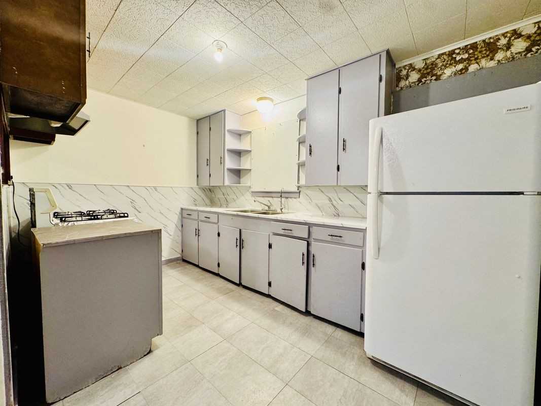 1601 Redwood Ave - Photo 2 of 7