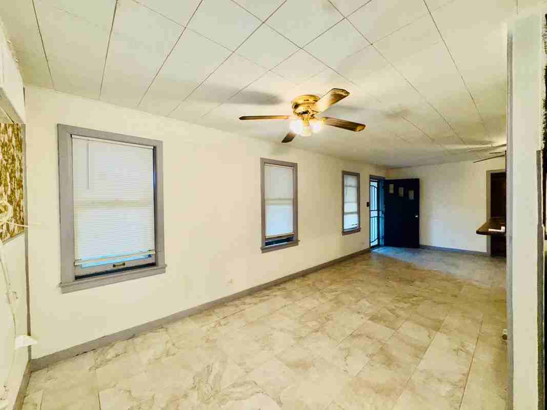 1601 Redwood Ave - Photo 4 of 7
