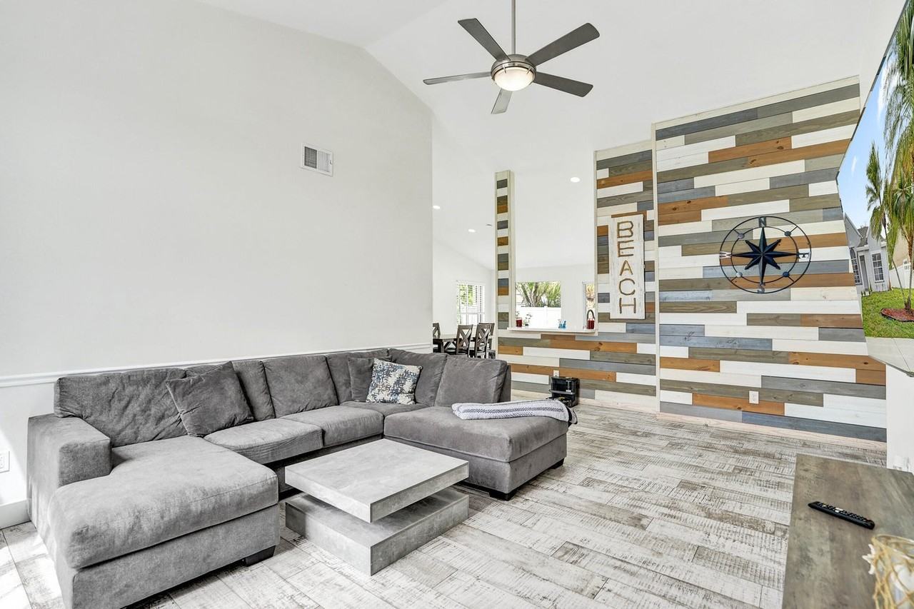 8467 Dynasty Dr - Photo 4 of 39