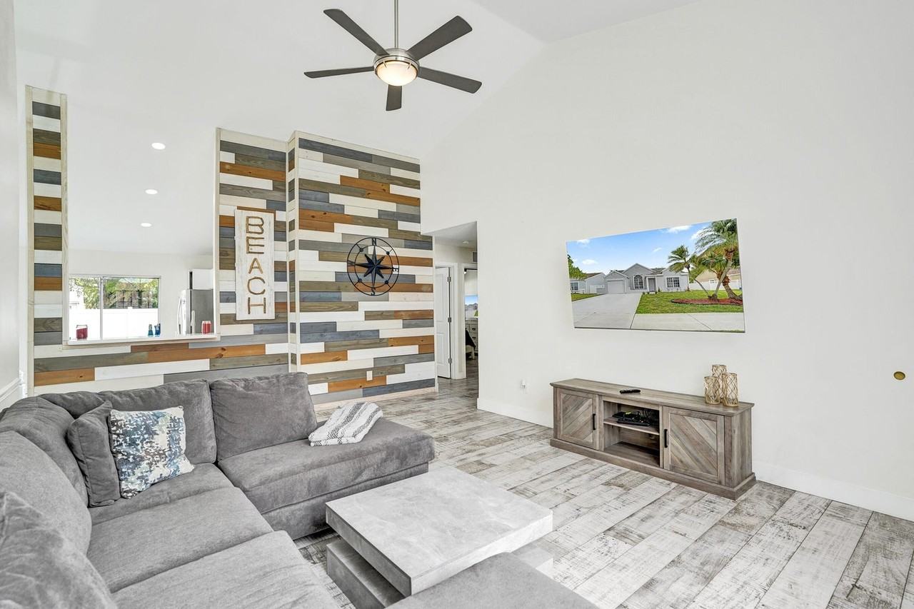 8467 Dynasty Dr - Photo 5 of 39