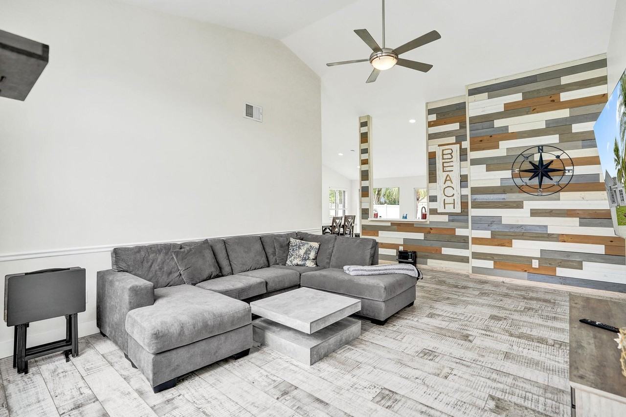 8467 Dynasty Dr - Photo 6 of 39