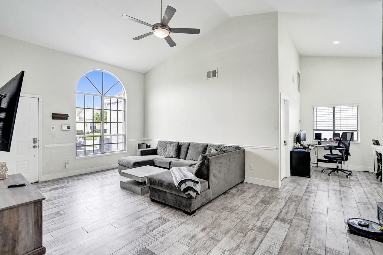 8467 Dynasty Dr - Photo 7 of 39