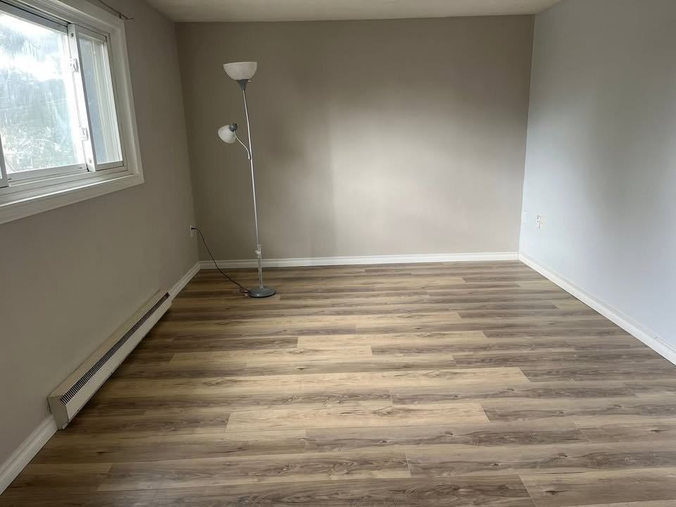 162 Jansen Avenue #28 Room 2 - Photo 4 of 7