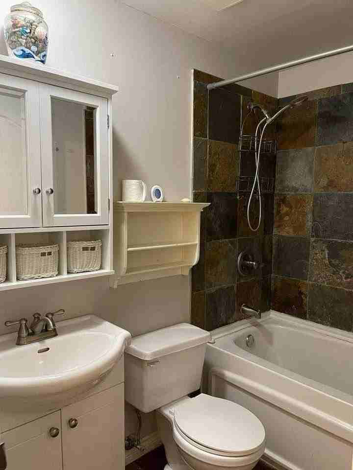 162 Jansen Avenue #28 Room 2 - Photo 6 of 7