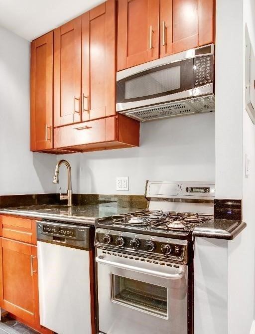 345 W 53rd St #2C - Photo 3 of 5