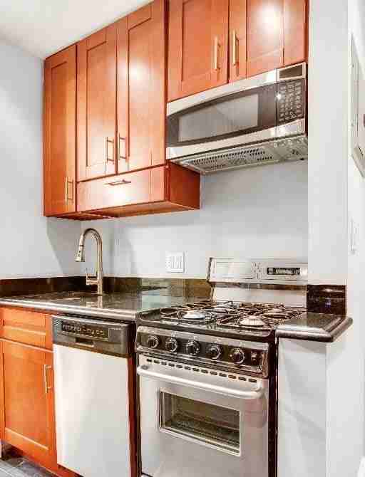 345 W 53rd St #3C - Photo 4 of 5