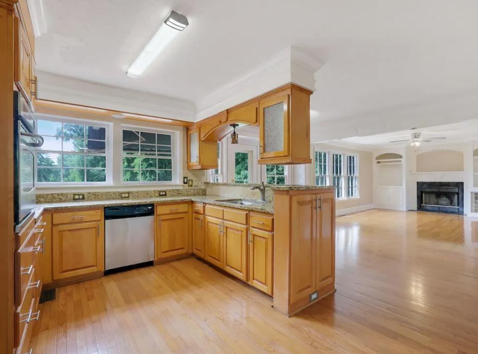 6963 Whispering Oaks Ct - Photo 6 of 10