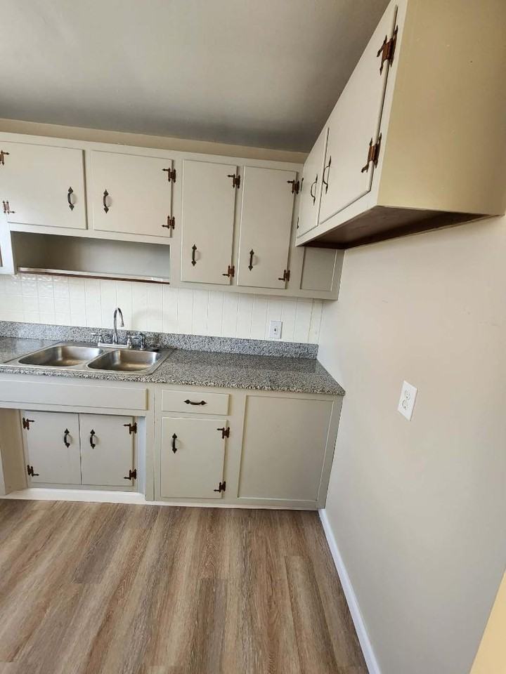 1654 Abbott Rd - Photo 3 of 10