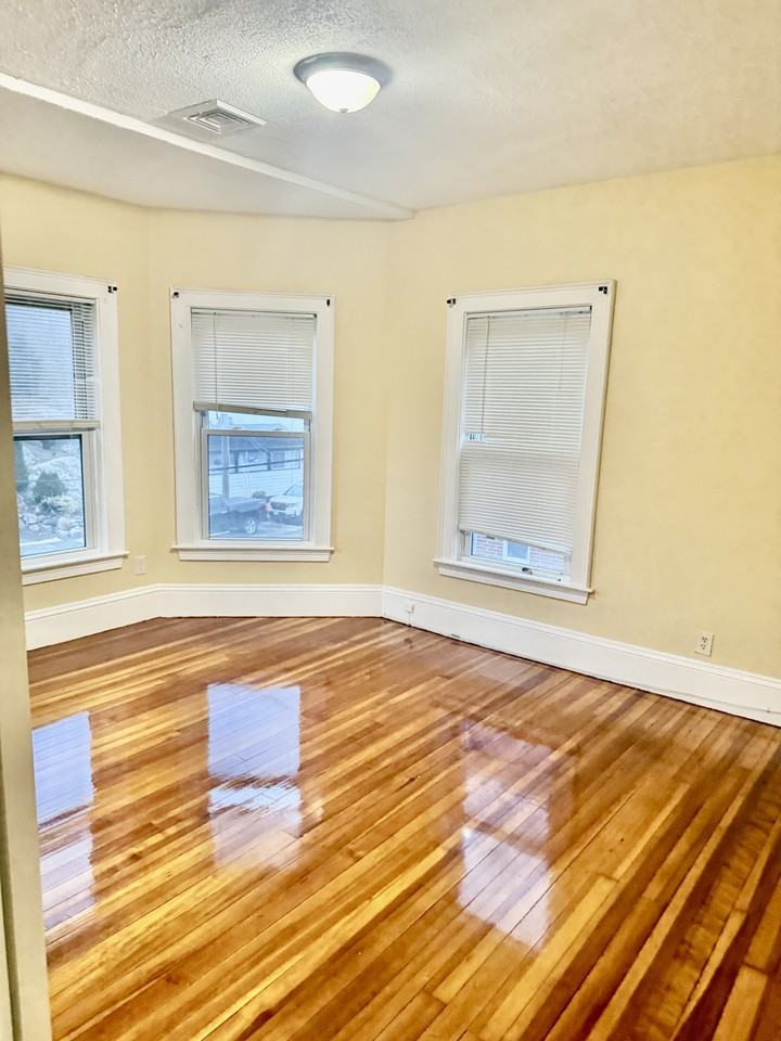 42 Essex Street - Photo 3 of 18