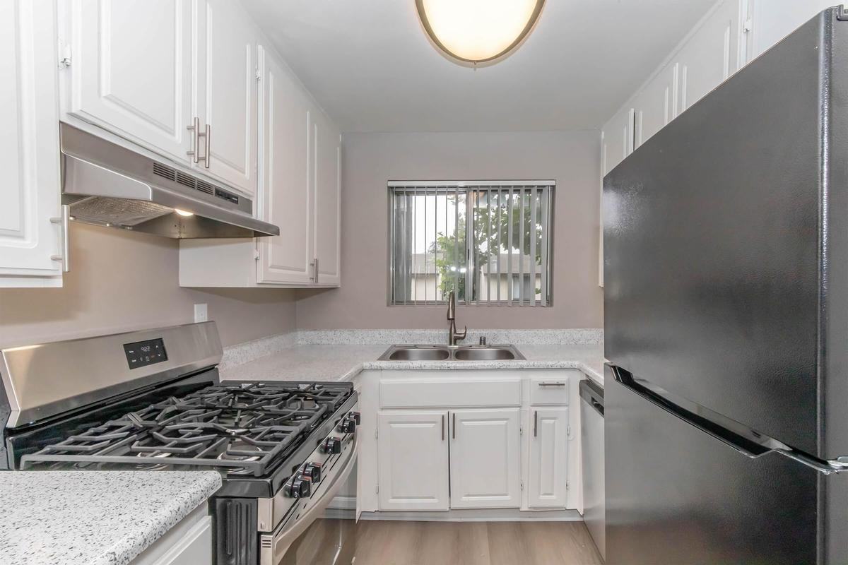 1675 E G St - Photo 4 of 32
