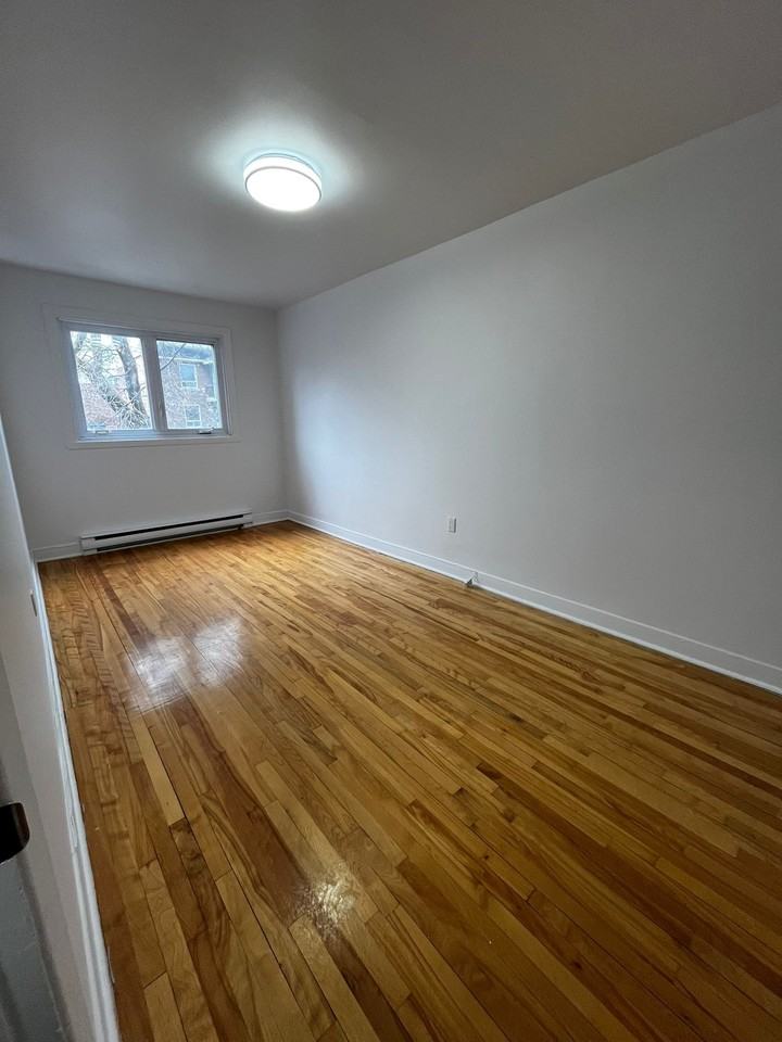 Avenue De Chateaubriand - Photo 2 of 6