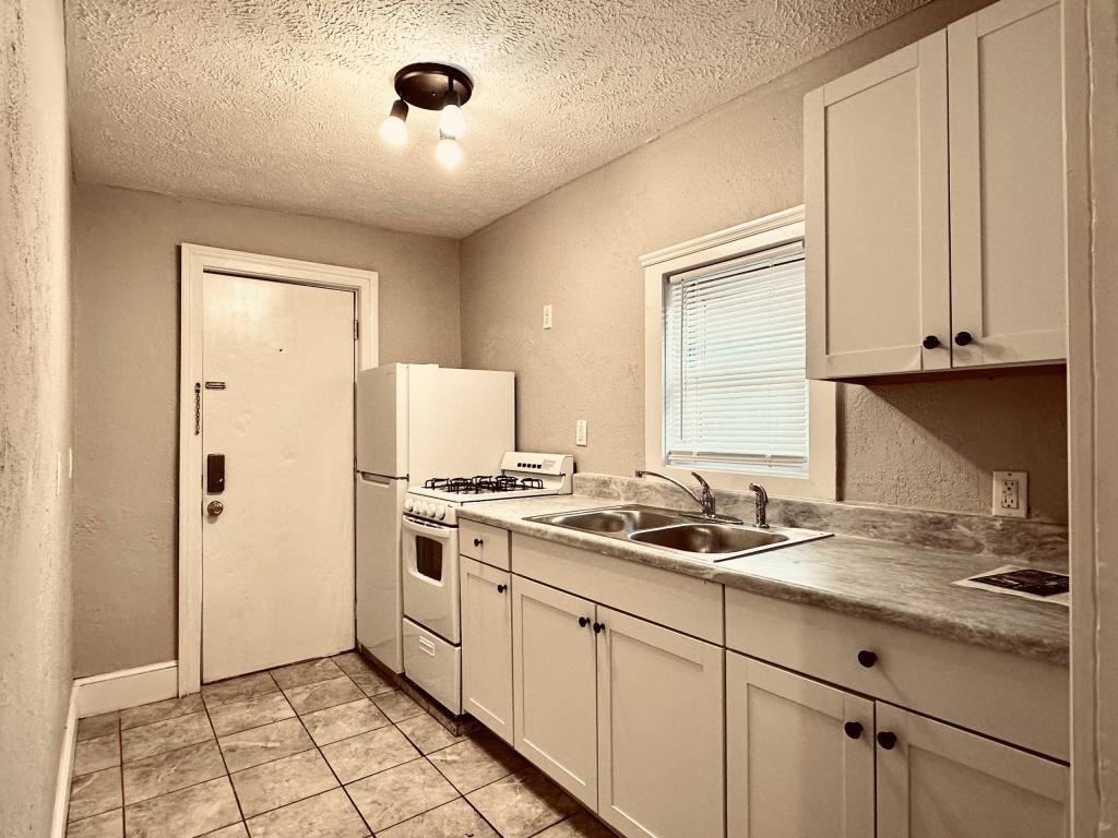 305 1st St - Photo 5 of 8