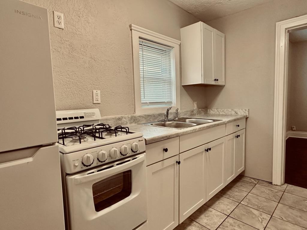 305 1st St - Photo 6 of 8