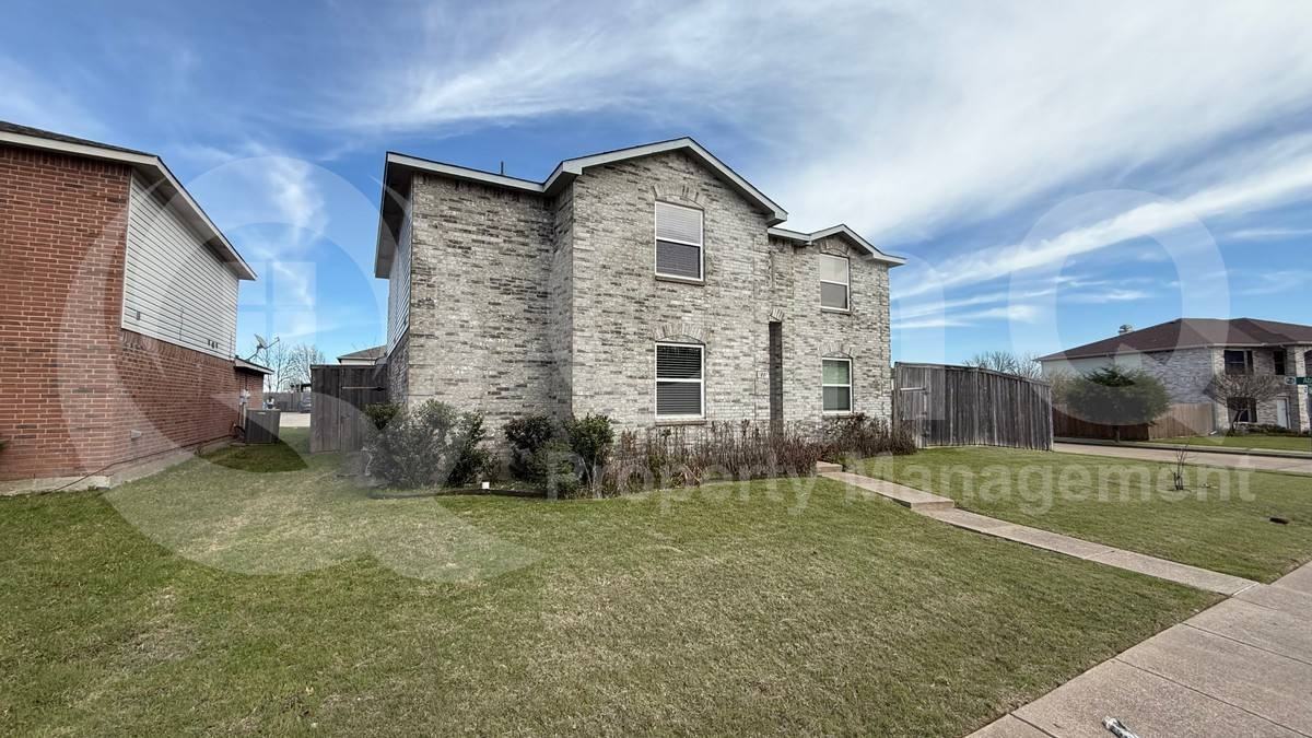 1801 Wildrose Dr - Photo 3 of 10