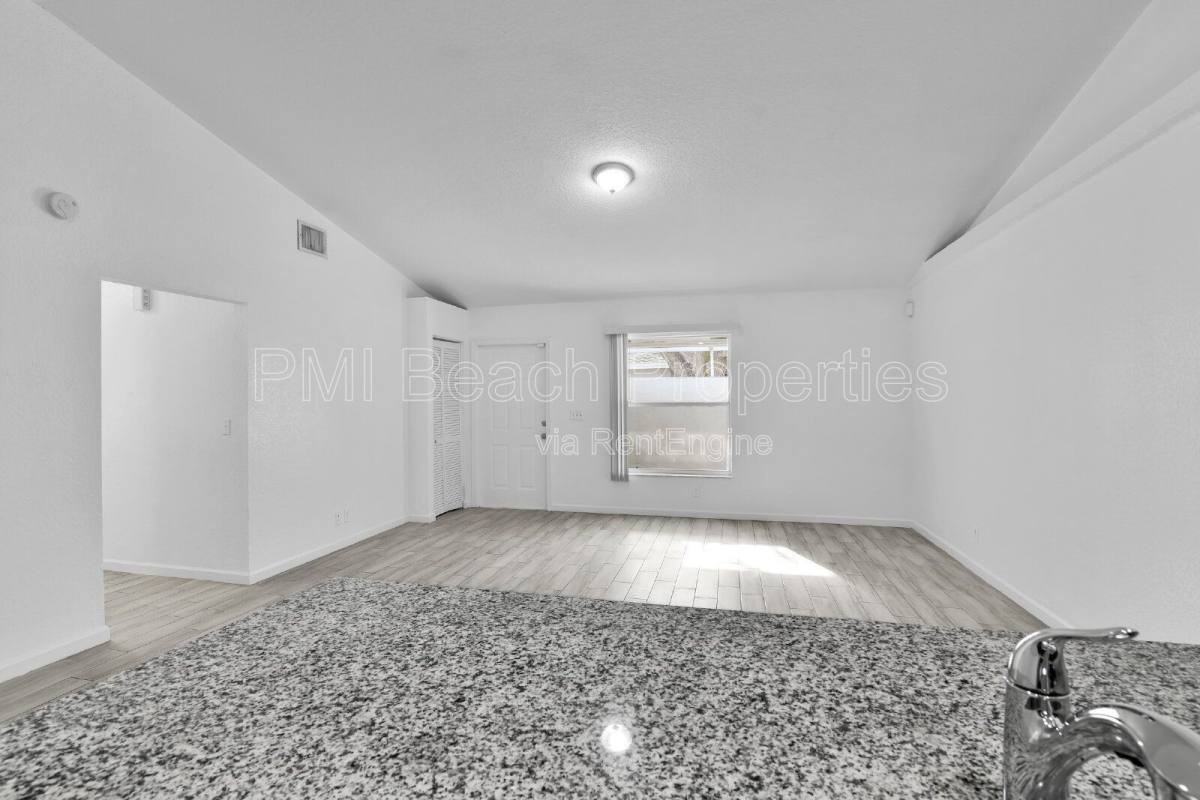 13974 Folkestone Cir - Photo 3 of 10