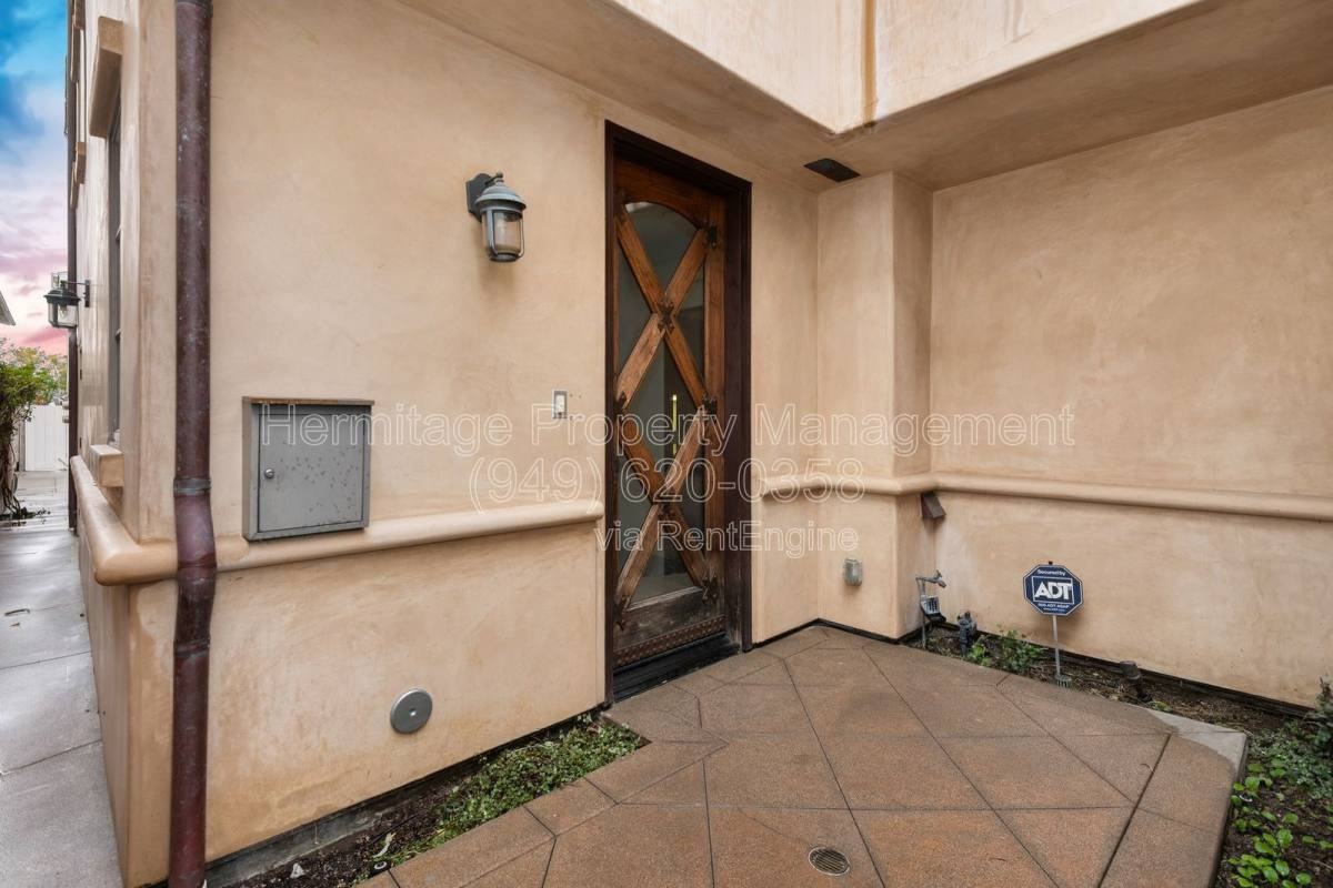 435 1 2 Carnation Ave - Photo 4 of 10