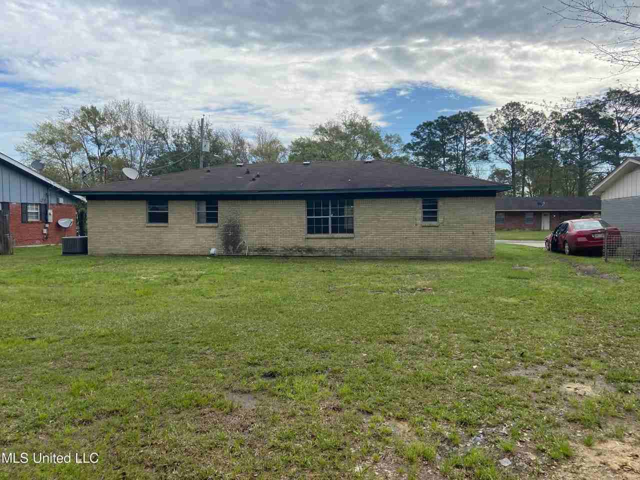 5610 Rose Dr - Photo 2 of 15