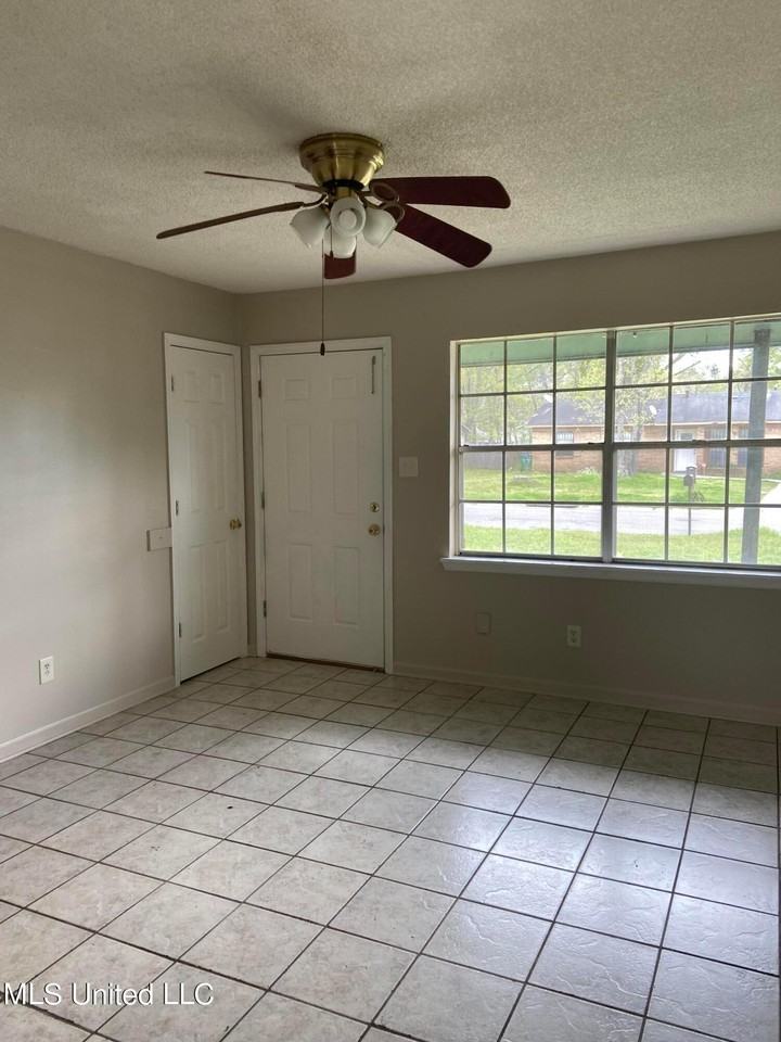 5610 Rose Dr - Photo 3 of 15