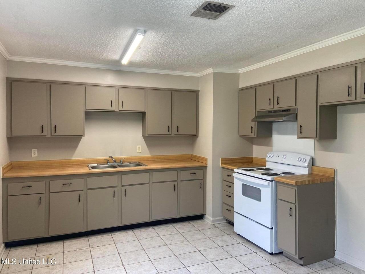 5610 Rose Dr - Photo 4 of 15