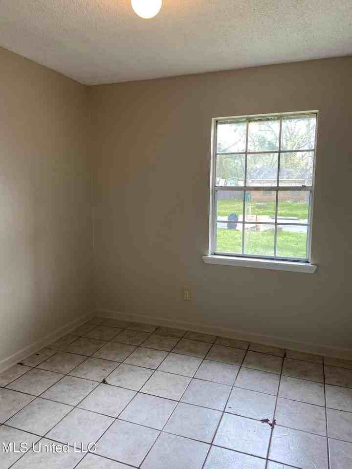 5610 Rose Dr - Photo 7 of 15