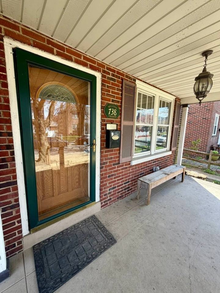 738 E Madison St - Photo 3 of 10