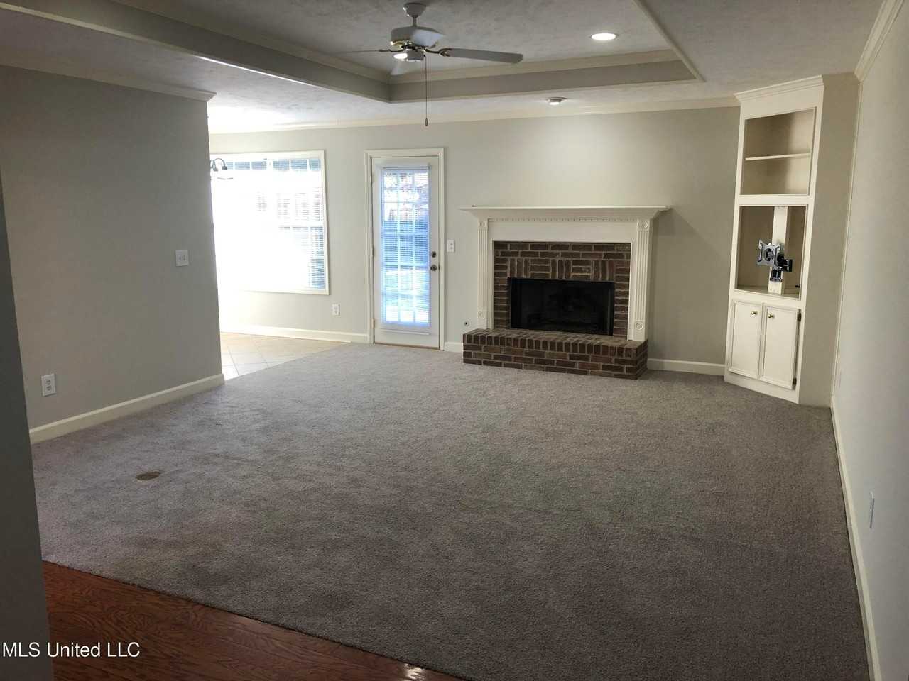 313 S Place Dr - Photo 2 of 11