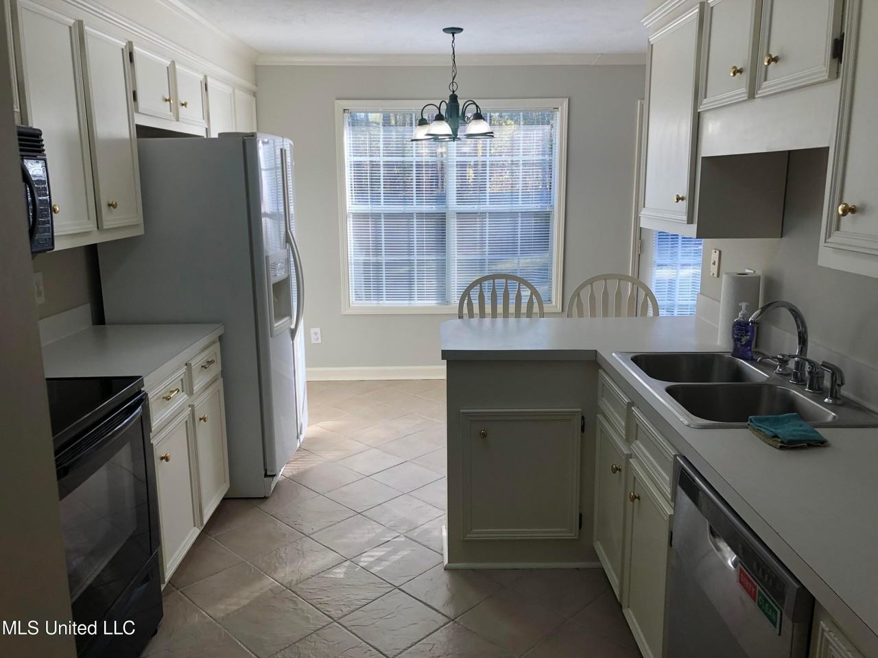 313 S Place Dr - Photo 3 of 11