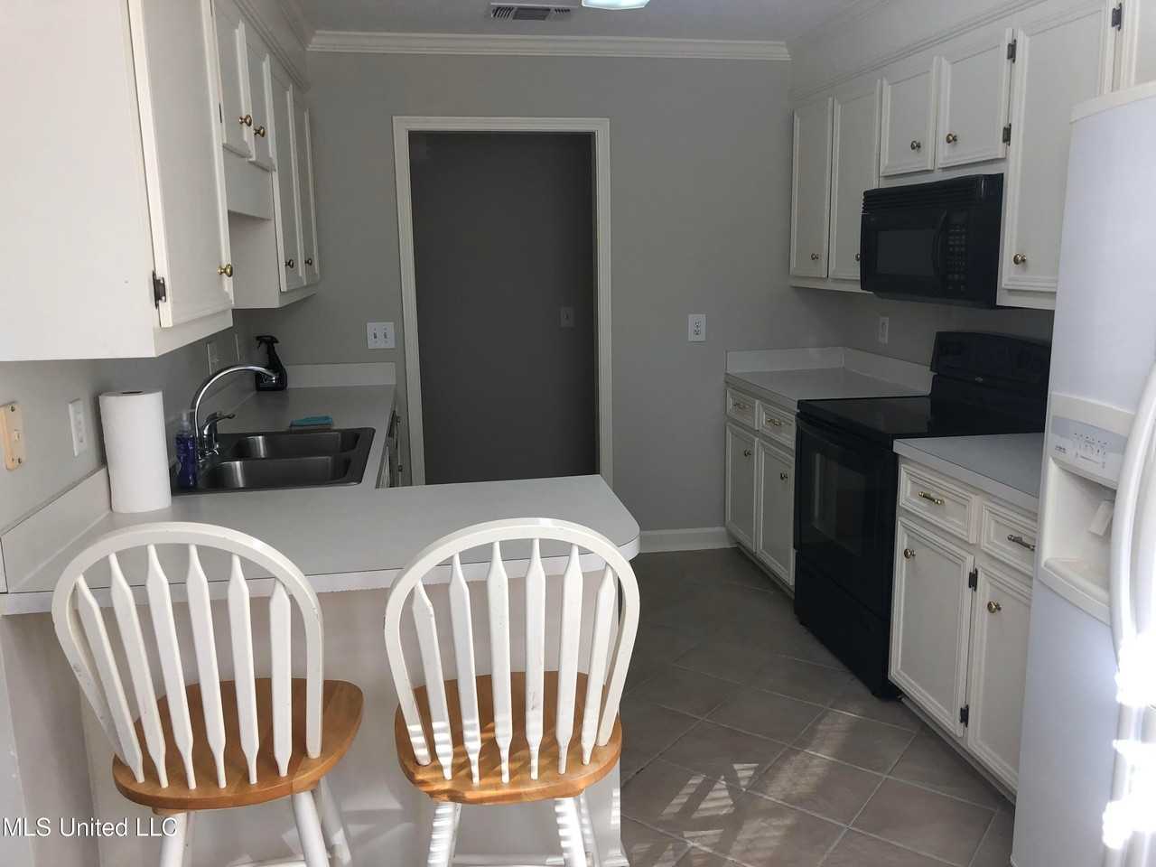 313 S Place Dr - Photo 4 of 11