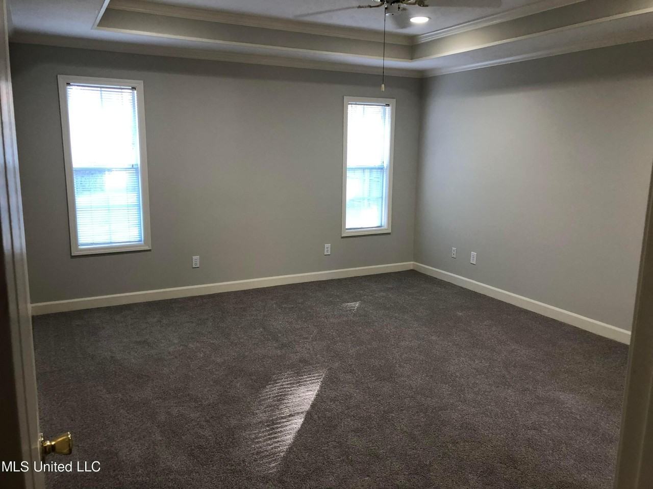 313 S Place Dr - Photo 5 of 11