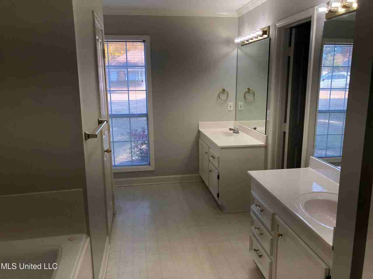 313 S Place Dr - Photo 6 of 11