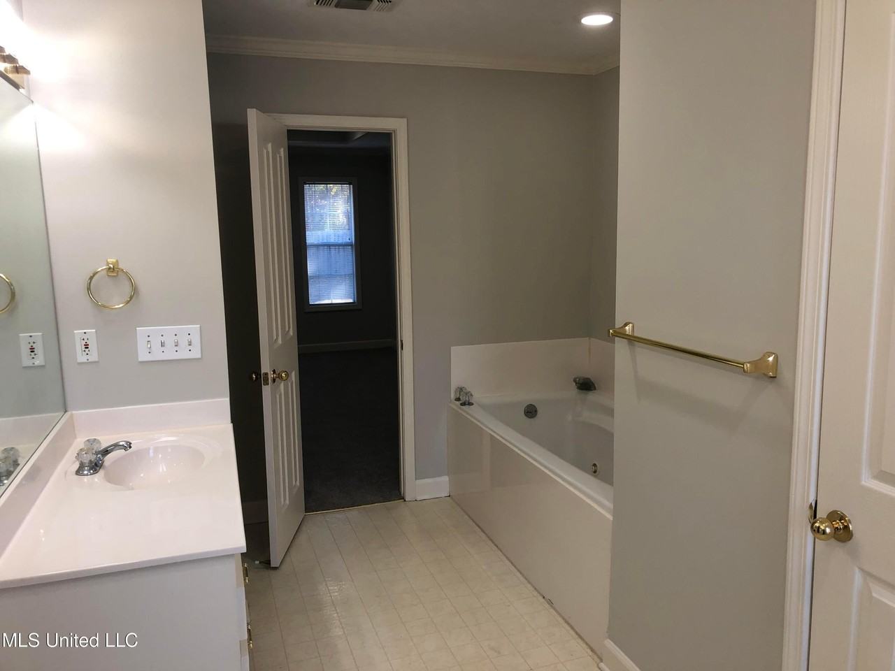 313 S Place Dr - Photo 7 of 11