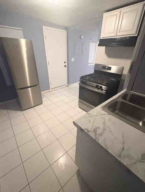 2622 W Luther St - Photo 4 of 7