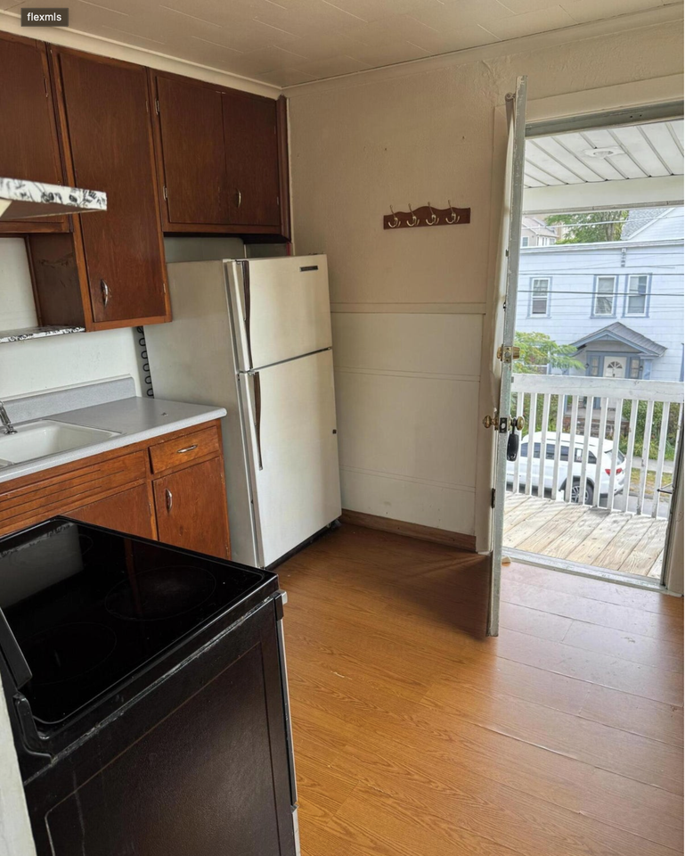 111 W Grove St - Photo 3 of 11