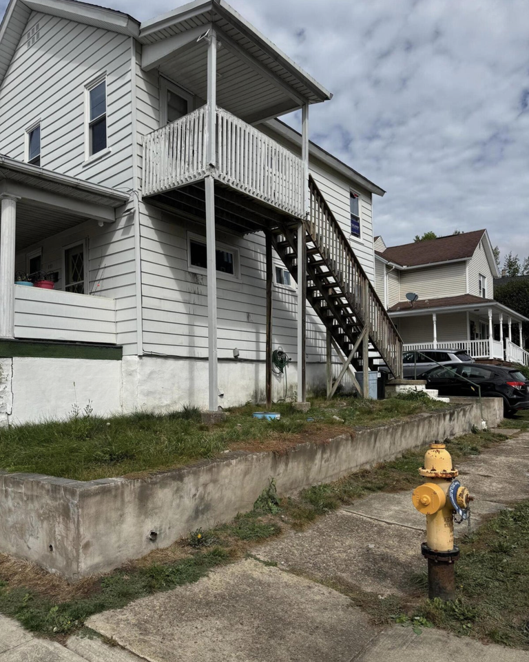 111 W Grove St - Photo 5 of 11